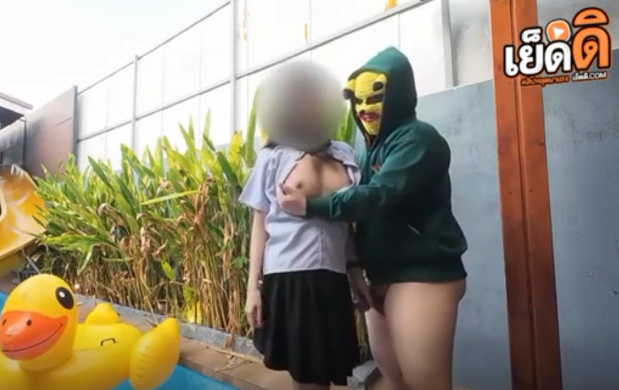 คลิปหลุด ทางบ้านนัดนัวสาวเด็กเอ็นพามายืนเย็ดกระแทกข้างนอนริมสระอดใจไม่ไหวเงี่ยนจัดน้องรับพิเศษไหมพี่ขอเย็ดหีหนูหน่อยเงี่ยนจัดเลย